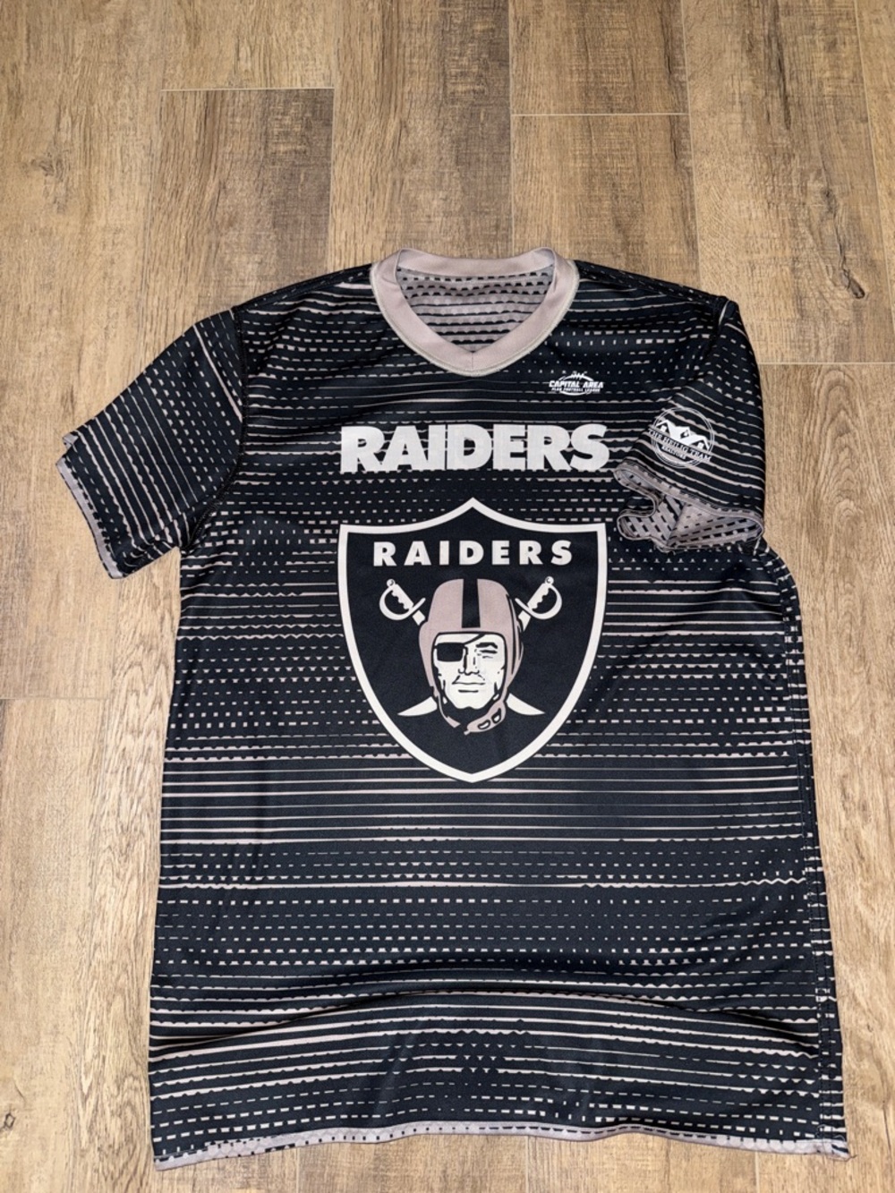 Raiders Graphic Logo Tee in Black and Silver
